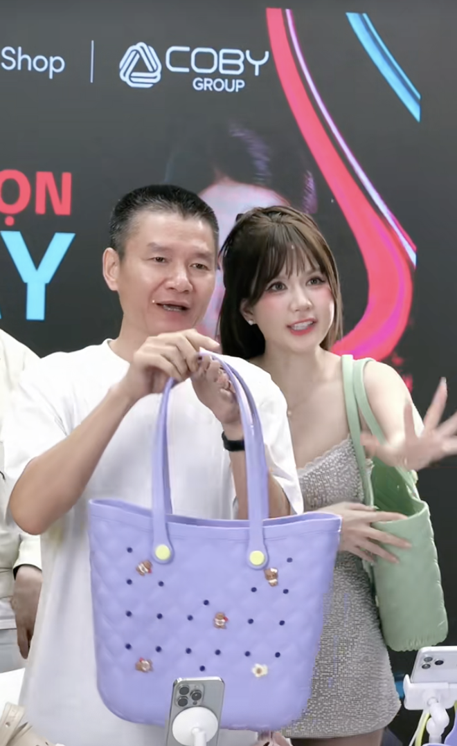 Ngọc Trinh trong một phiên livestream bán hàng Ngọc Trinh quảng bá sản phẩm cùng Chủ tịch dép Nesty