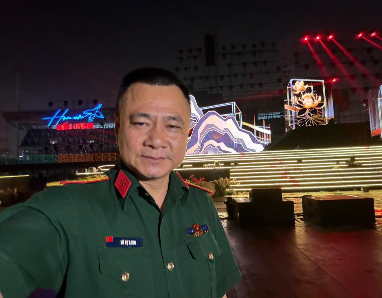 Nghệ sĩ Tự Long với vai trò lãnh đạo Nhà hát Chèo Quân đội Tự Long trên sân khấu cùng đồng nghiệp