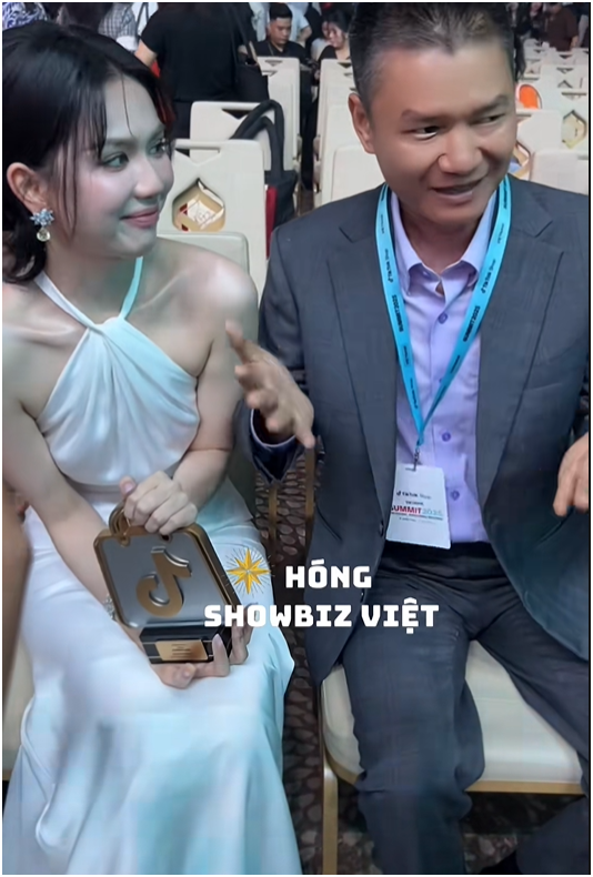 Các khoảnh khắc tương tác hài hước giữa hai nhân vật Tương tác vui vẻ tạo điểm nhấn trên mạng xã hội