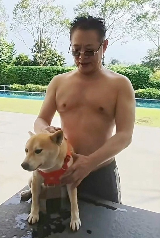 Lý Liên Kiệt đáp trả- Ảnh 2. Lý Liên Kiệt cởi áo đáp trả các tin tức không hay về sức khỏe