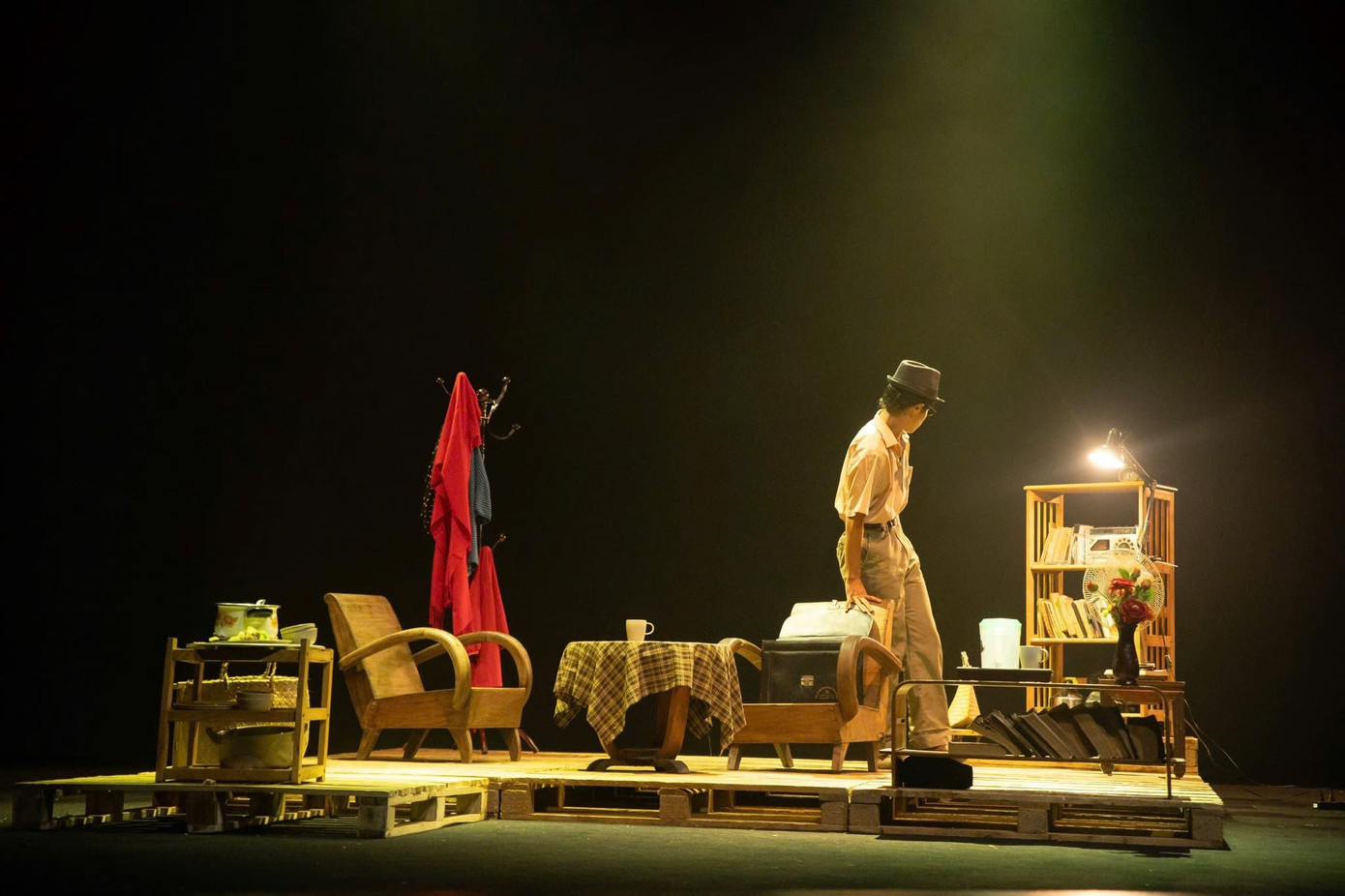 Vở Ngày mai trời lại sáng được NSND Trần Lực làm lại từ kịch bản của cố tác giả Đinh Xuân Hòa. Poster vở Ngày mai trời lại sáng