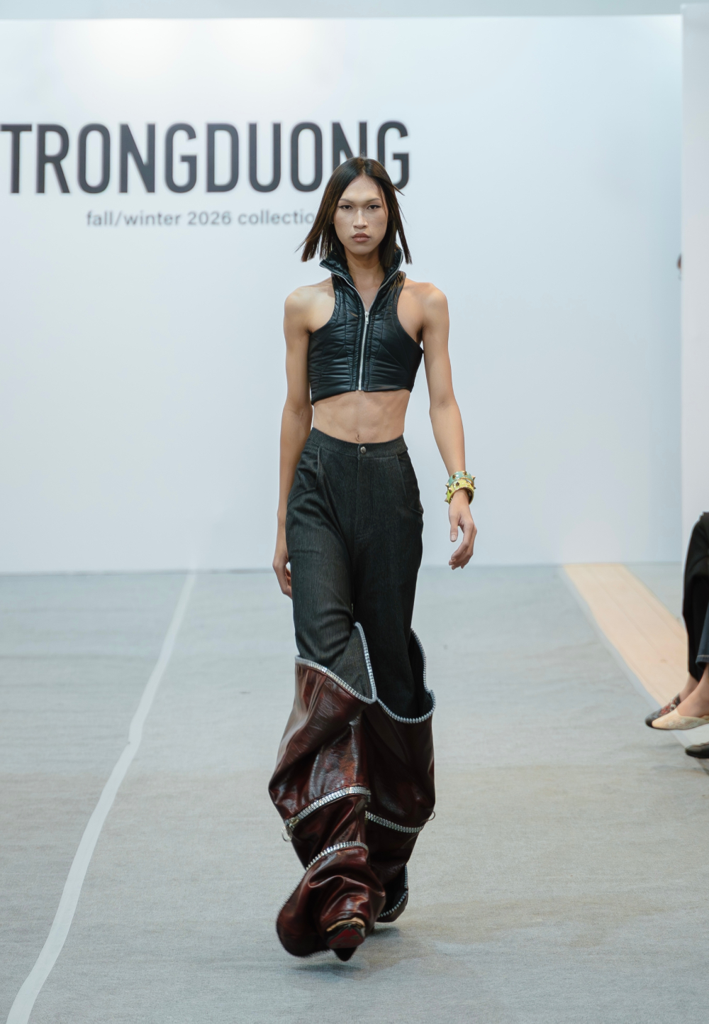 Đường cắt táo bạo trong Instinct Thiết kế với đường cắt xẻ độc đáo