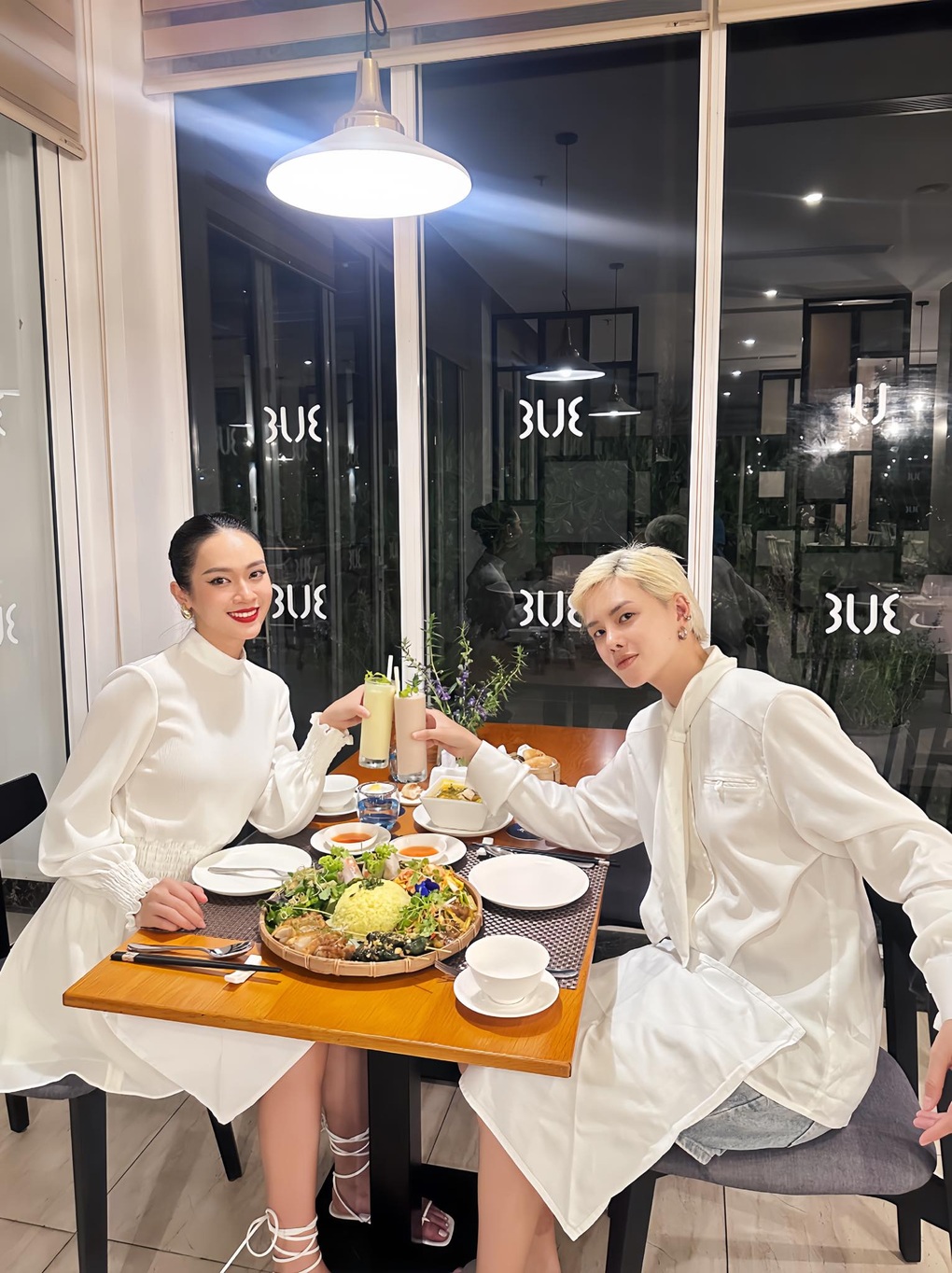 Hai nghệ sĩ có nhiều cử chỉ tình cảm dành cho nhau