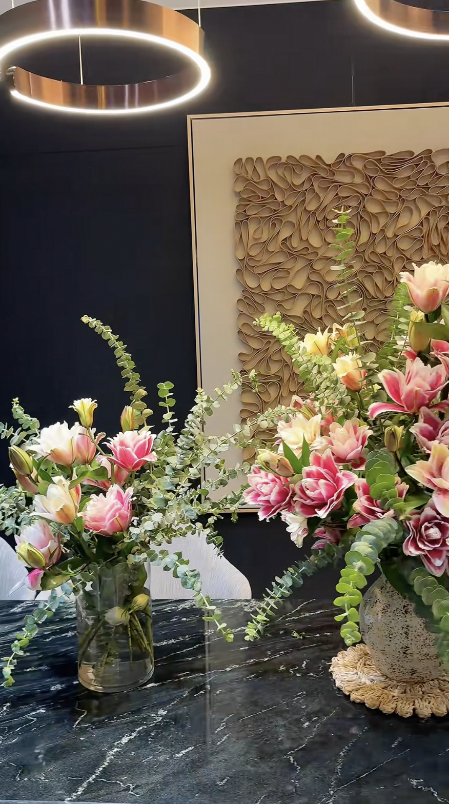 Bàn ăn và đảo bếp Bàn ăn và đảo bếp rộng rãi dễ dàng bày biện