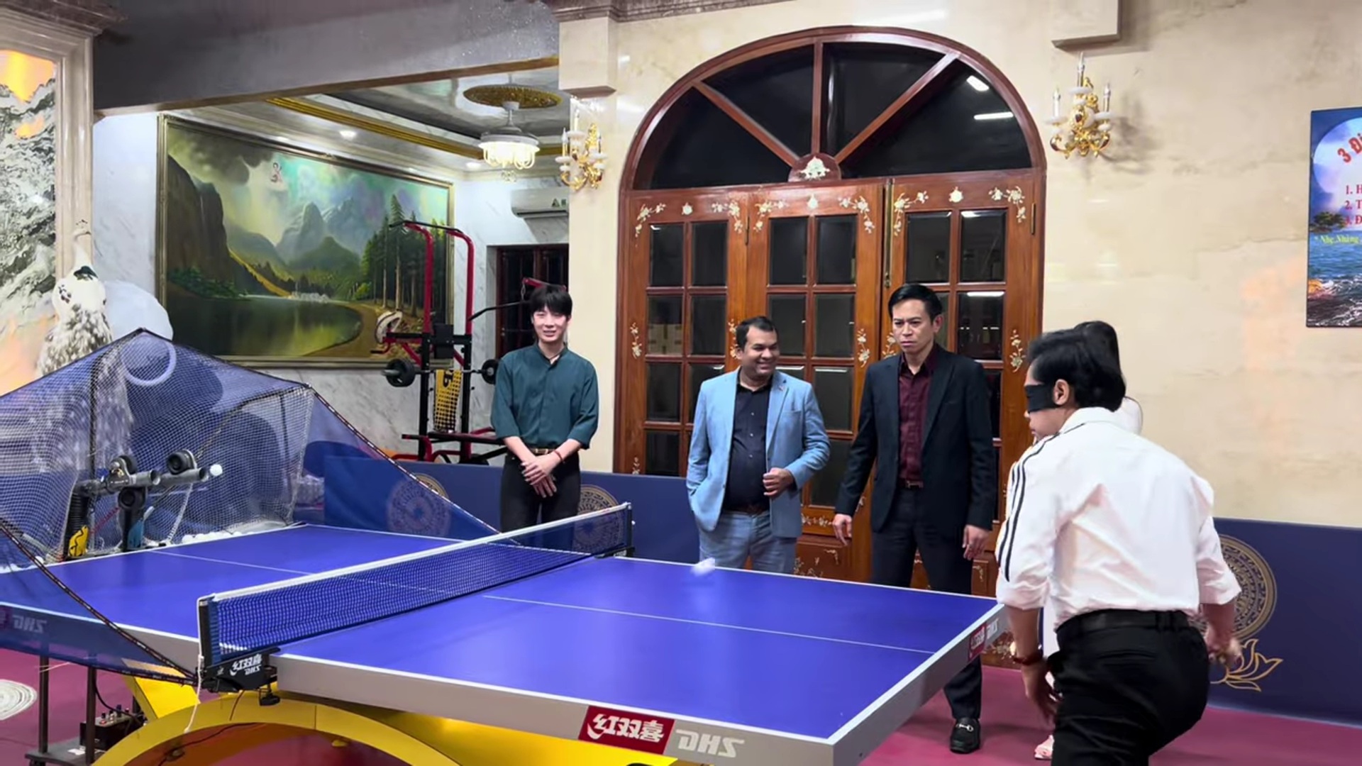 Ngọc Sơn bịt mắt đánh bóng bàn xuất sắc