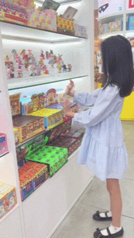 Đoàn Di Băng tiêu tiền ác- Ảnh 9. Mua đồ chơi cho con gái