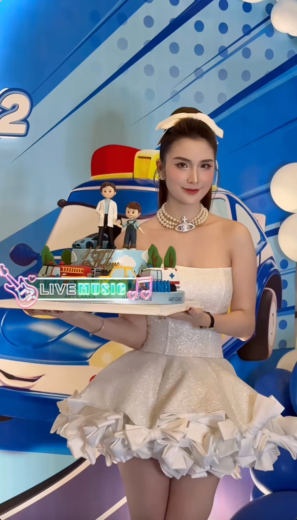 Ngọc Loan bên người được cho là bác sĩ Chiêm Quốc Thái