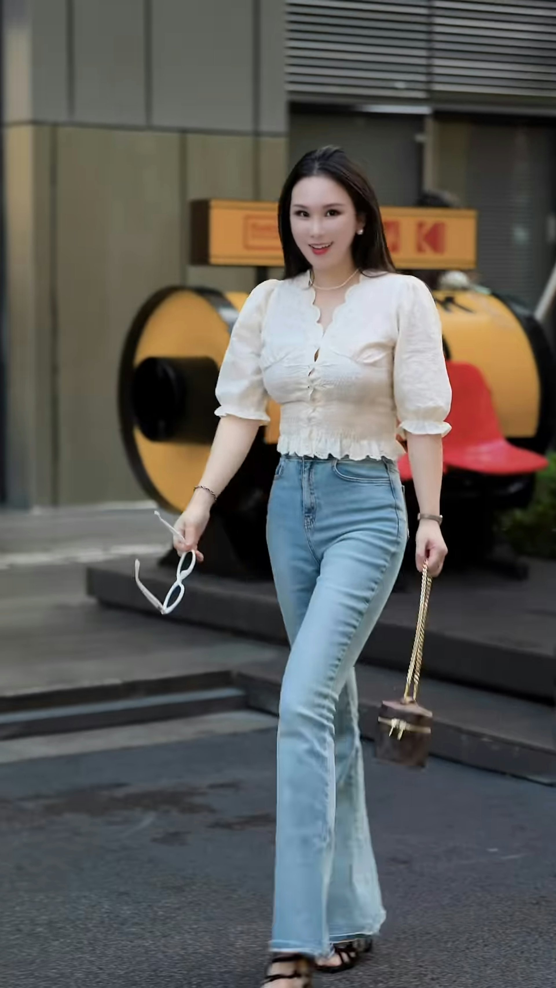 Phong tỏa tài sản, điều tra vợ CEO của nam vương Q.H- Ảnh 4. Nam vương TVB cho biết anh không liên quan đến công việc làm ăn của bà xã