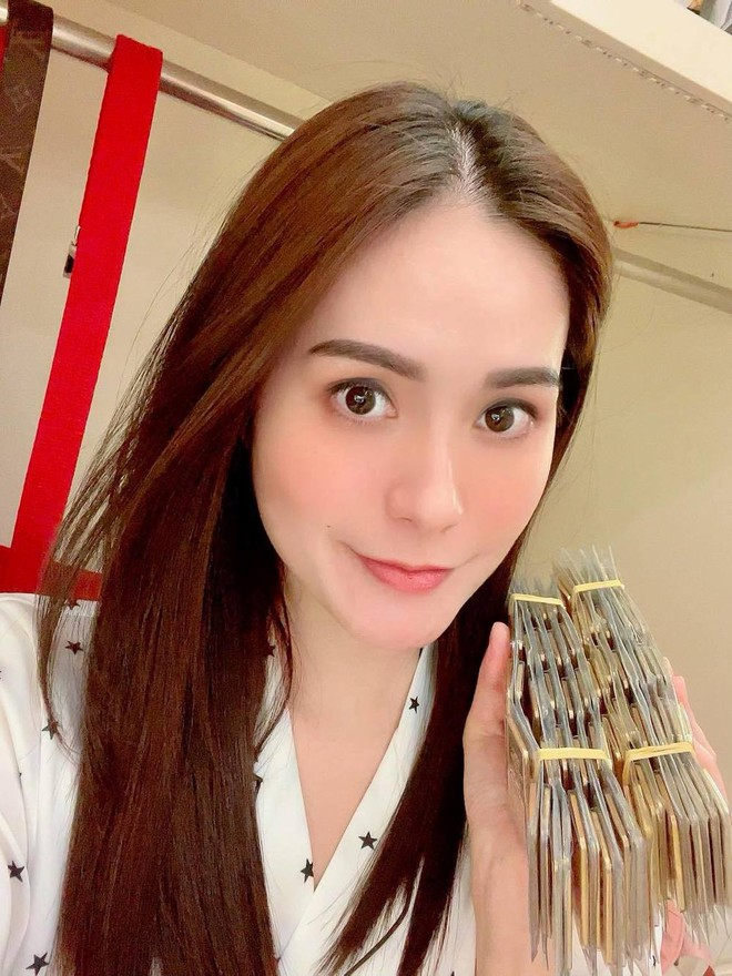 100 cây vàng của Đoàn Di Băng- Ảnh 1. Đoàn Di Băng mua 100 cây vàng vào ngày vía Thần Tài năm 2021