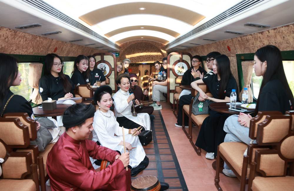 Các nghệ sĩ hát xẩm trên tàu Nghệ sĩ biểu diễn hát xẩm trên chuyến tàu Hà Nội 5 Cửa Ô