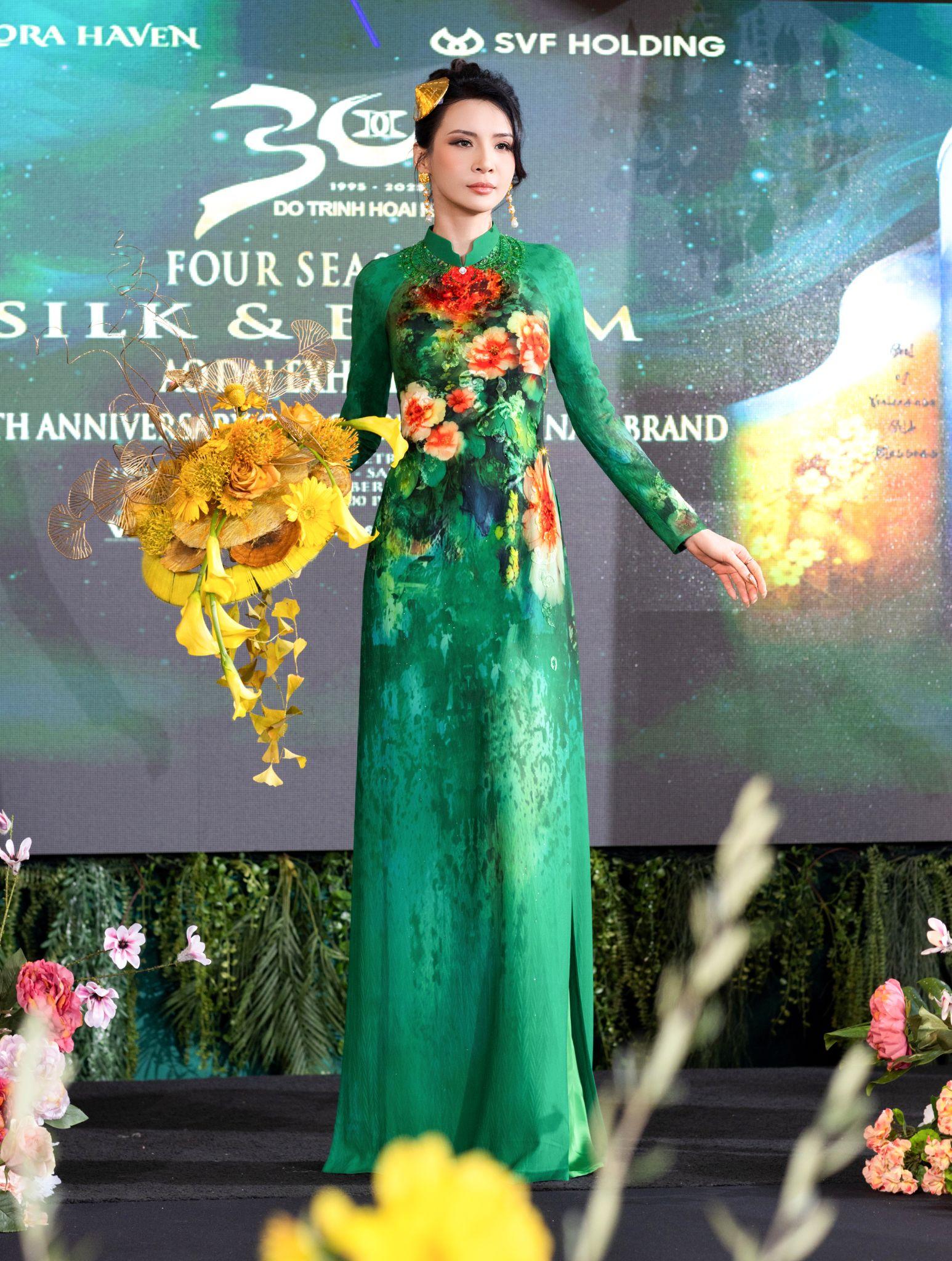 Màn xuất hiện đặc biệt của NTK Đỗ Trịnh Hoài Nam cùng 1 đạo diễn nữ- Ảnh 5. Sân khấu trình diễn đầy màu sắc