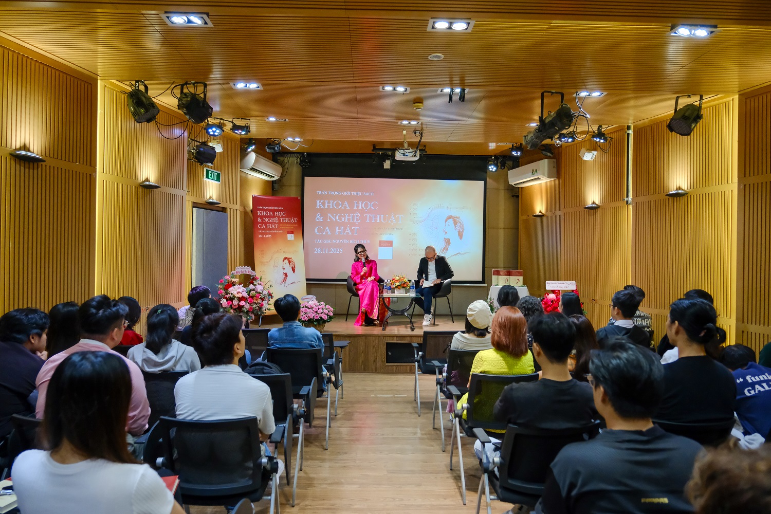 Soprano Nguyễn Bích Thủy chia sẻ về cuốn sách tại sự kiện ra mắt ở TPHCM. Soprano Nguyễn Bích Thủy ra mắt sách tại TPHCM