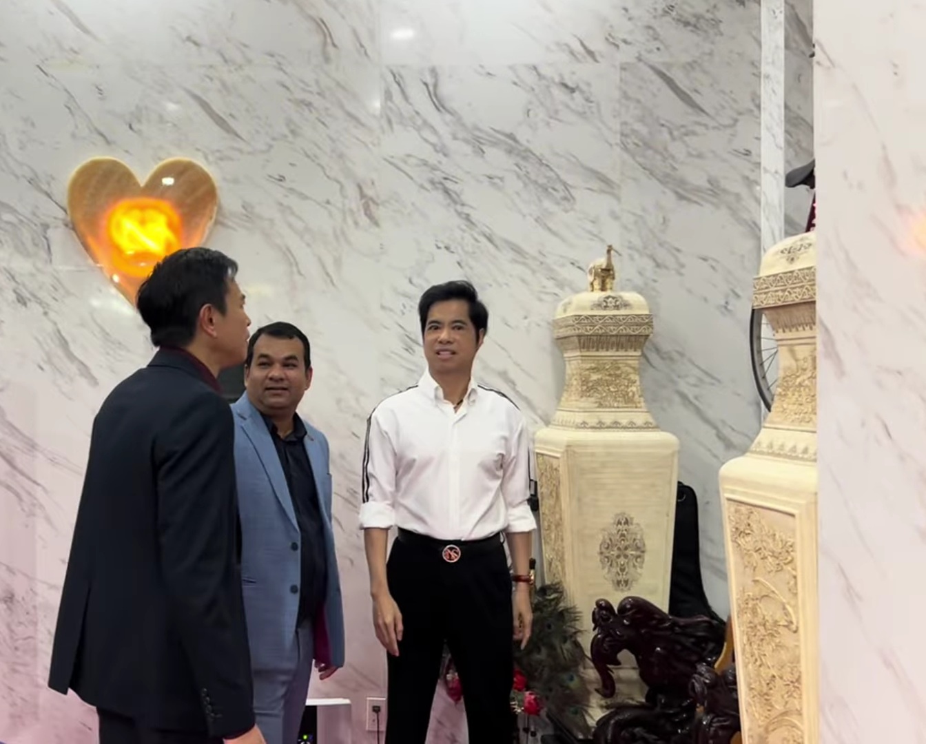 Danh ca Ngọc Sơn cùng khách tham quan biệt thự