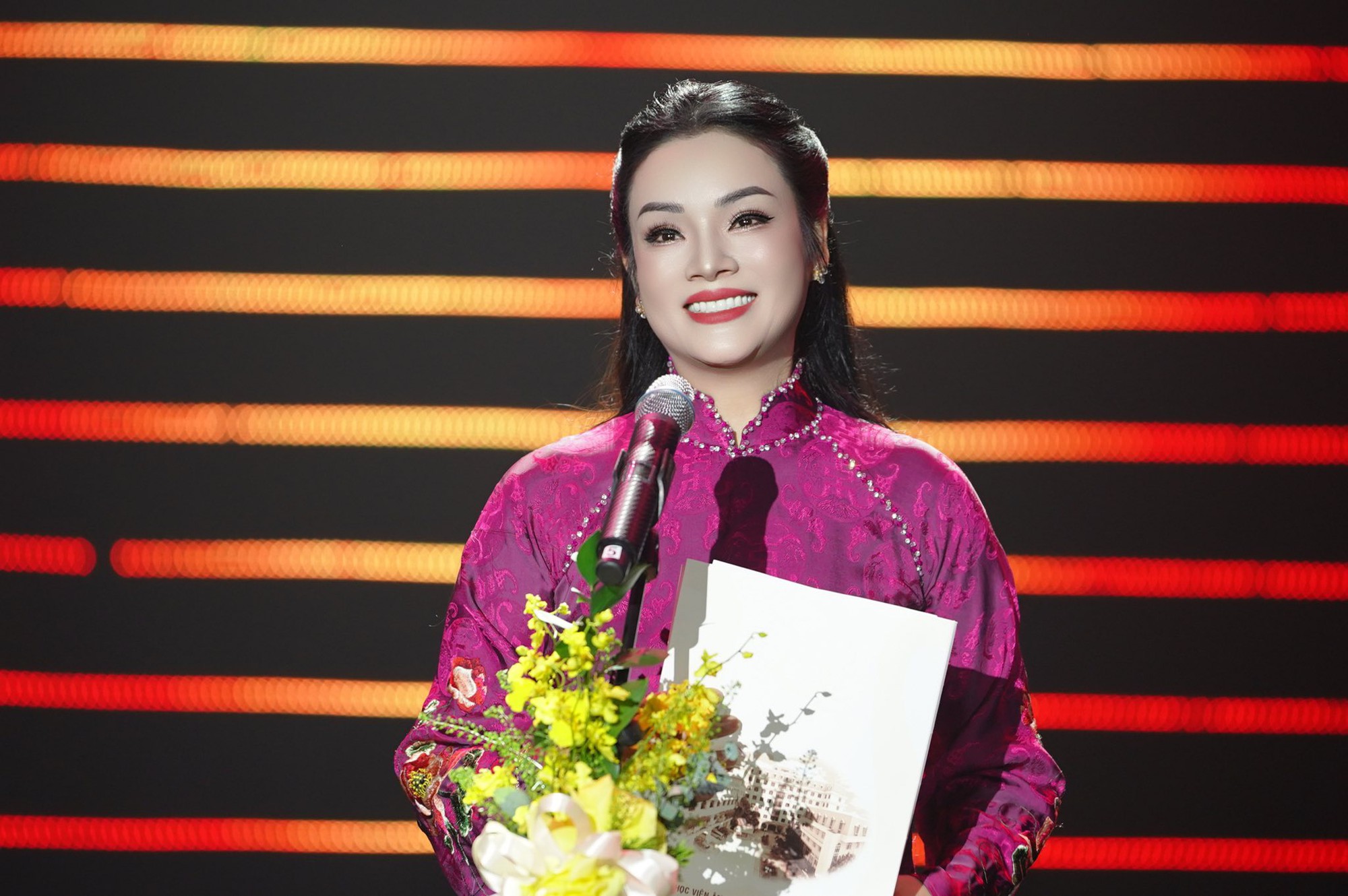 Tân Nhàn giữ vị trí Trưởng khoa Thanh nhạc Nữ NSƯT vừa được phong hàm Phó giáo sư không chỉ học vấn khủng, nhan sắc còn trẻ đẹp bất ngờ - Ảnh 3.