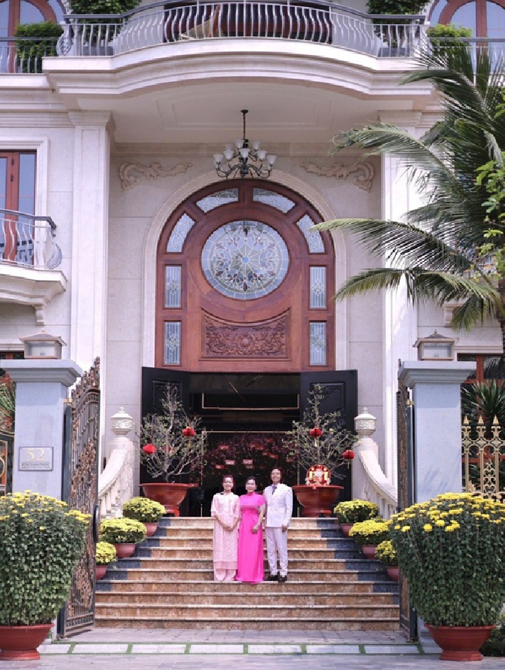 Việt Hương thân mật với đàn chị nghệ sĩ Nữ diễn viên cho đàn chị mượn vàng