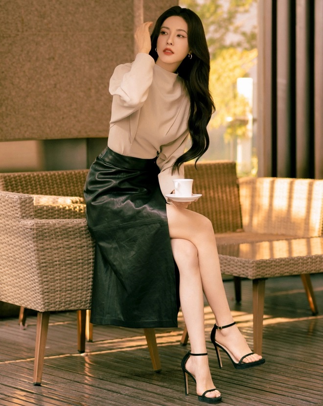 Tăng Lê vẫn giữ được phong thái nổi bật ở tuổi gần 50