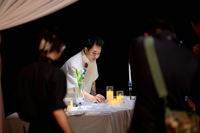 Stylist Hoàng Ku tại triển lãm Sắc