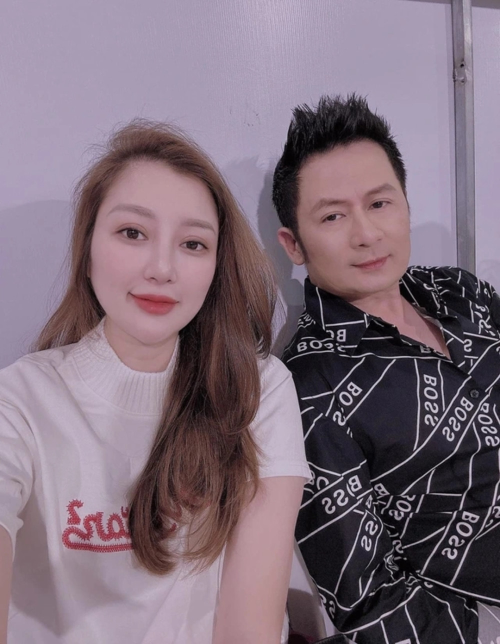 Nam ca sĩ sở hữu biệt thự 2.000 m2 ở Mỹ và Việt Nam: Ngoài 50 hôn nhân viên mãn bên vợ kém 17 tuổi- Ảnh 3. Hạnh phúc bên vợ kém tuổi