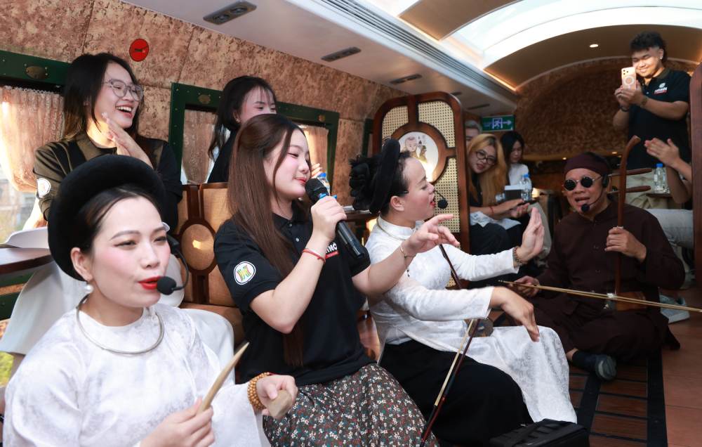 Các thí sinh hát giao lưu Thí sinh Tiếng hát Hà Nội giao lưu cùng nghệ sĩ hát xẩm