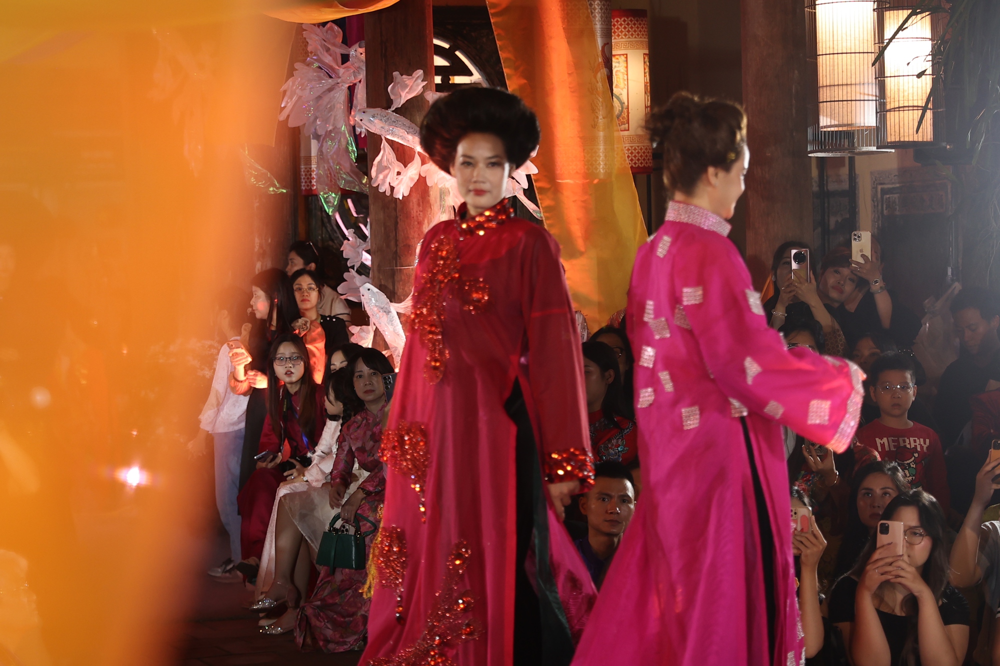 Dấu ấn 30 năm làm nghề của NTK David Minh Đức giữa phố cổ Hà Nội- Ảnh 5. David Minh Đức với các tác phẩm áo dài nổi bật