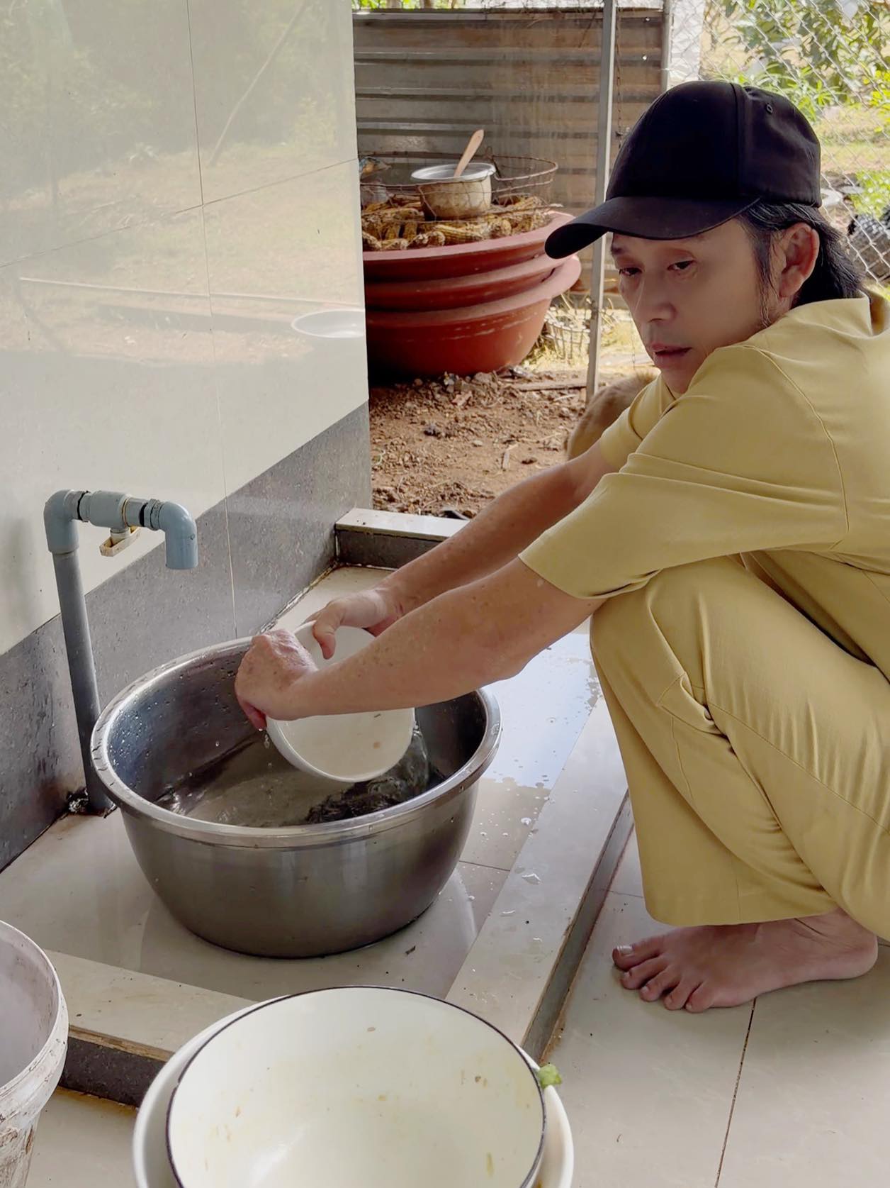 Hình ảnh không ai ngờ của NS Hoài Linh- Ảnh 1. NS Hoài Linh rửa chén tại quê nhà