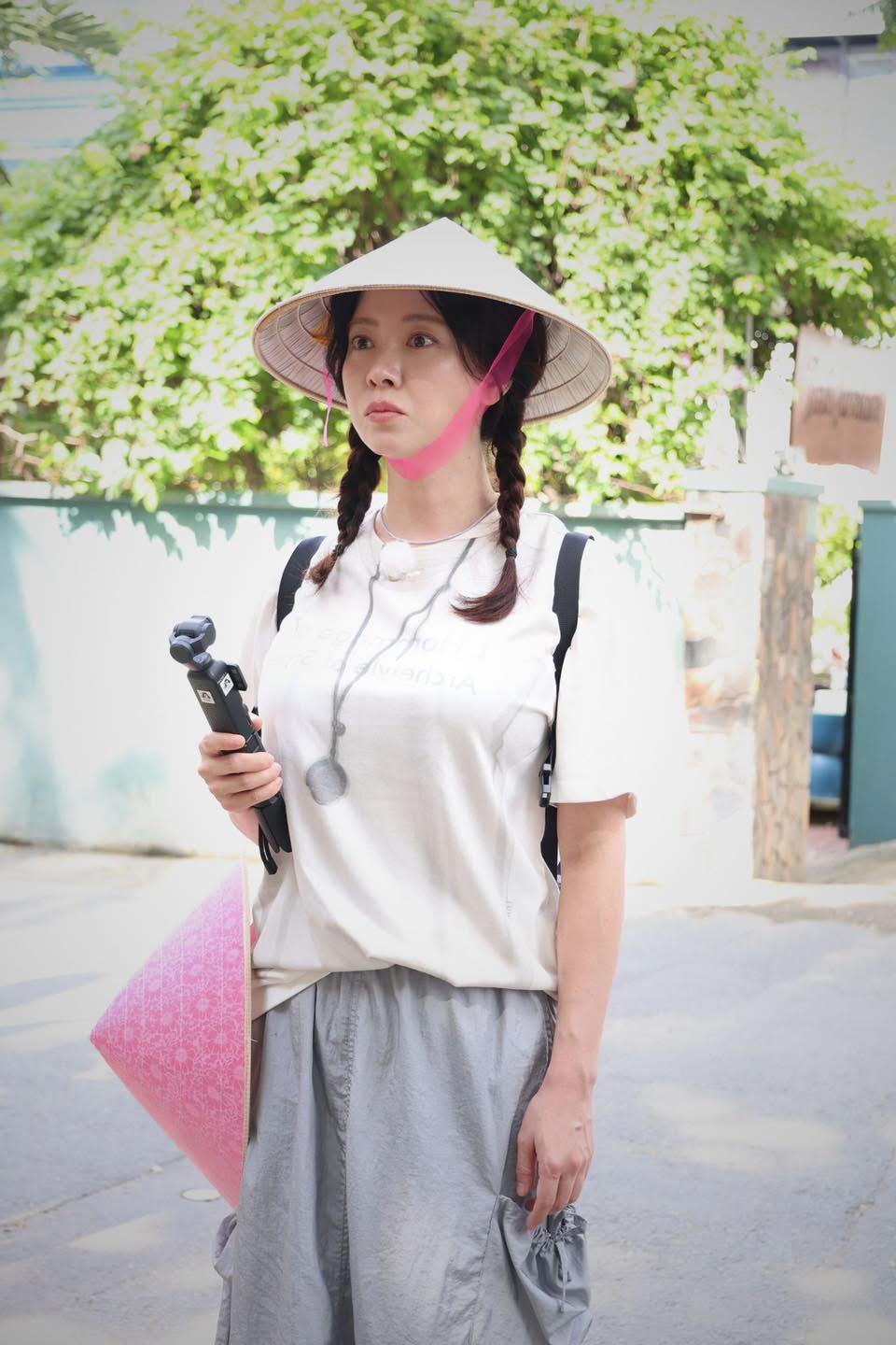 Song Ji Hyo sợ sệt trước khi ăn trứng vịt lộn Song Ji Hyo tỏ ra sợ sệt, dè dặt không dám ăn trứng vịt lộn