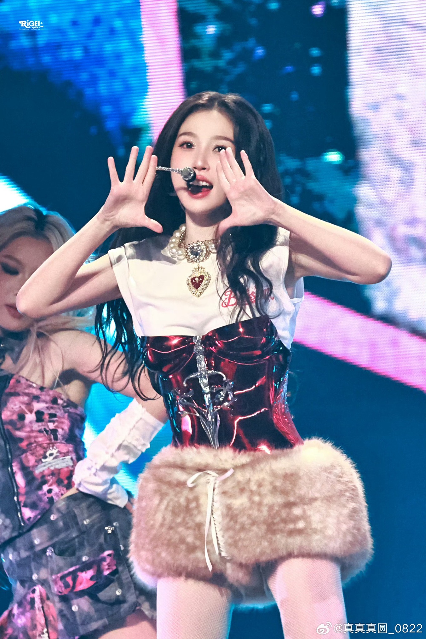 - Ảnh 1. Ngu Thư Hân tại sự kiện Blossom