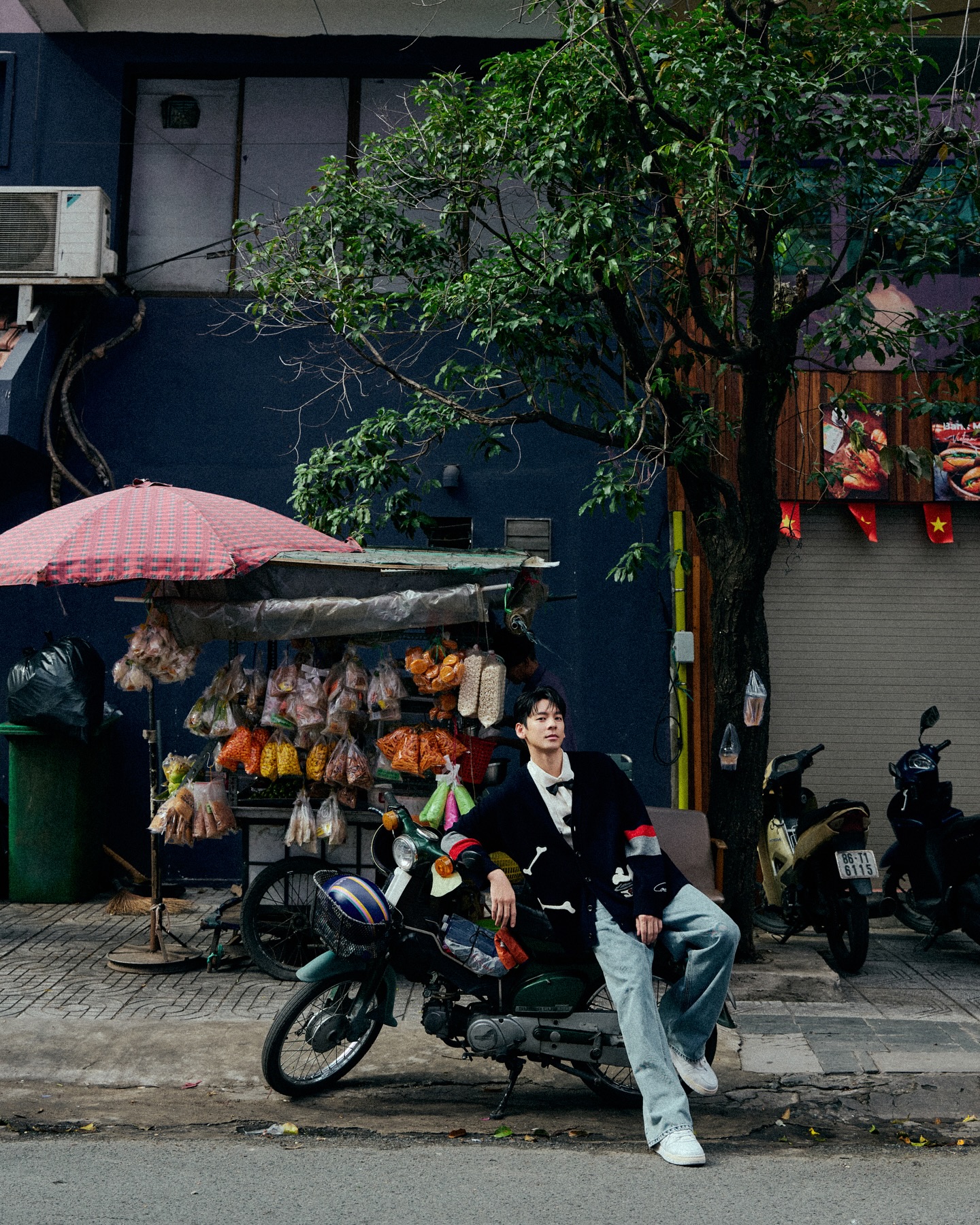 Lâm Bách Hoành ngồi ăn chè tại chợ Mỹ nam thưởng thức chè thập cẩm