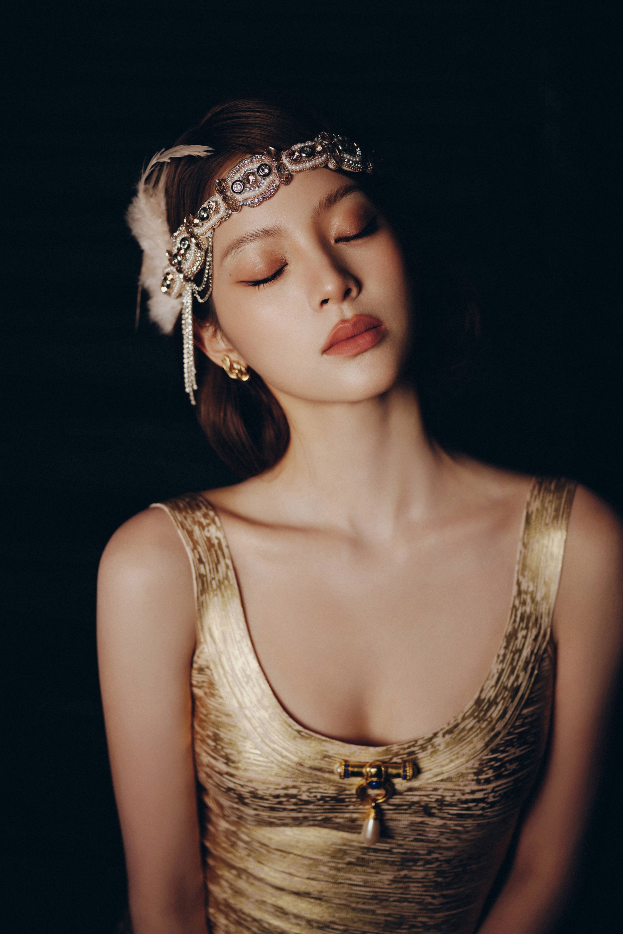 Âu Dương Na Na trong thiết kế váy vàng ánh kim Váy vàng ôm dáng tôn làn da trắng sáng