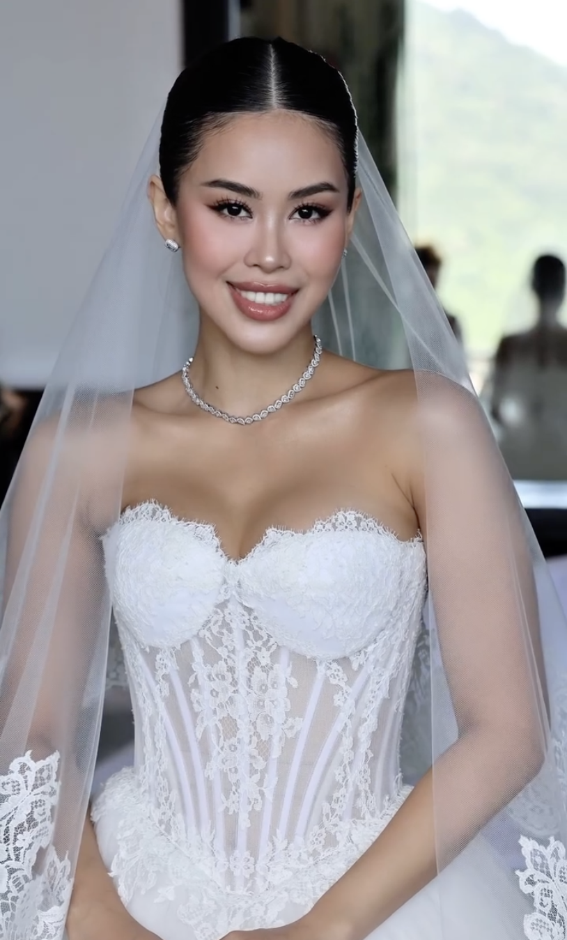 Lễ cưới Tiên Nguyễn tại Đà Nẵng: Cô dâu chú rể khoá môi, Hà Tăng - Linh Rin không tham dự- Ảnh 1. Tiên Nguyễn diện váy cưới đơn giản nhưng toát lên sự sang trọng, đắt đỏ