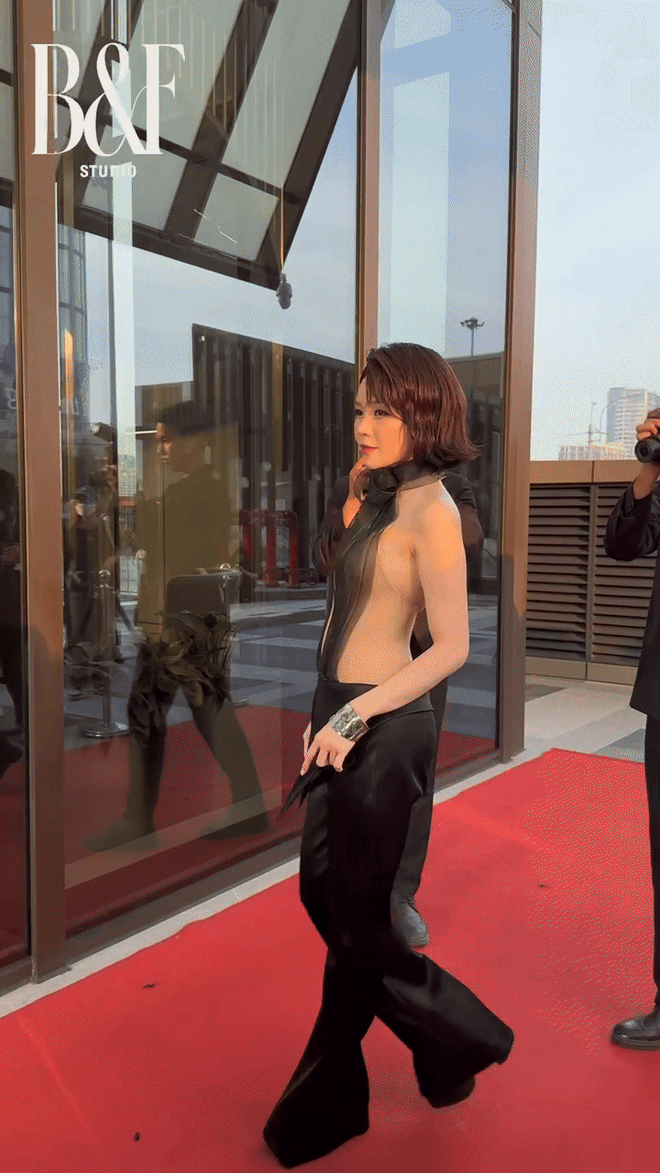 Sam diện outfit full đen với áo yếm xuyên thấu Sam mặc áo yếm xuyên thấu hở lưng