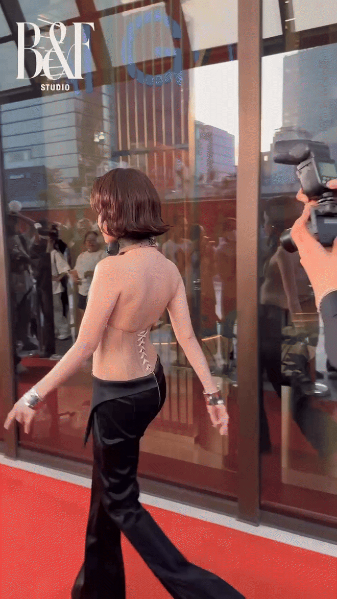 Sam tự tin khoe làn da trắng mịn và vóc dáng mảnh mai Sam trên thảm đỏ với phong cách sexy