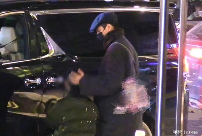 Trần Khôn xoa đầu đứa nhỏ bằng ánh mắt ngập tràn tình yêu thương Trần Khôn dịu dàng với con trai