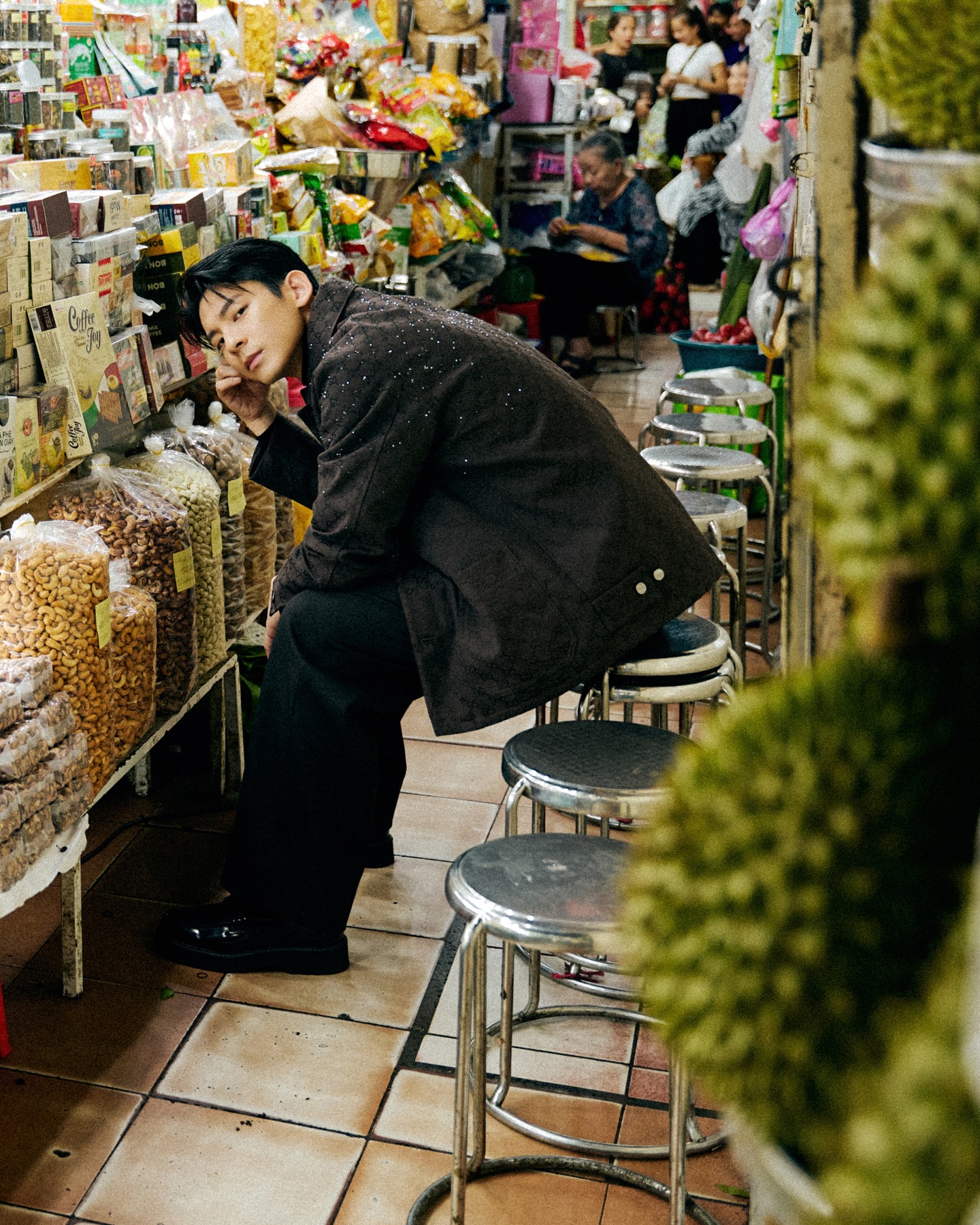 Bức ảnh nghệ thuật tại chợ Bến Thành Lâm Bách Hoành với bối cảnh phố phường Việt Nam