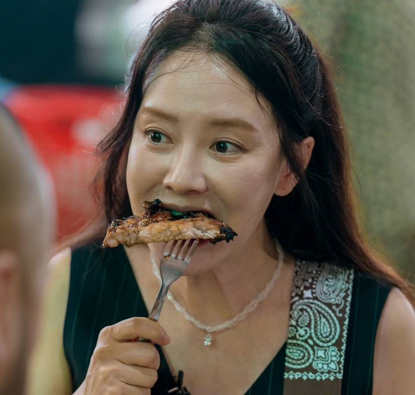 Song Ji Hyo ăn cơm tấm tại TP.HCM Nữ diễn viên thưởng thức cơm tấm