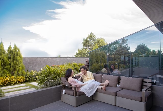 Sân thượng biệt thự Cường Đô La Sân thượng tràn ngập cây xanh, bàn ghế sofa và xích đu