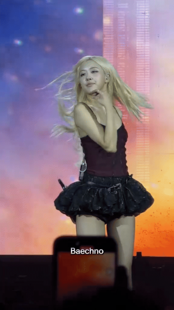 Rosé nhảy uể oải tại concert