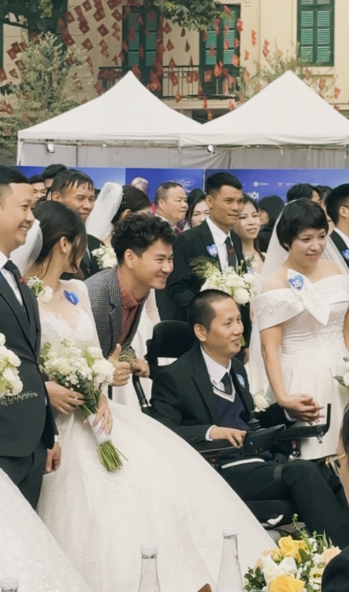 Cục trưởng Xuân Bắc chụp ảnh với các cặp đôi