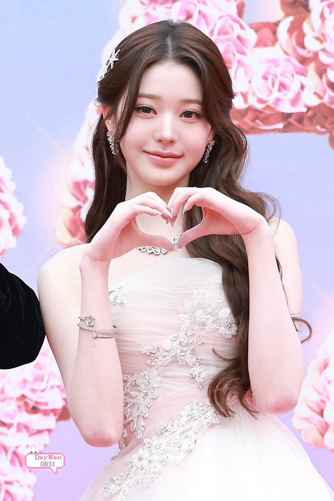 Thần thái cuốn hút trên thảm đỏ Trang phục và thần thái của Jang Wonyoung