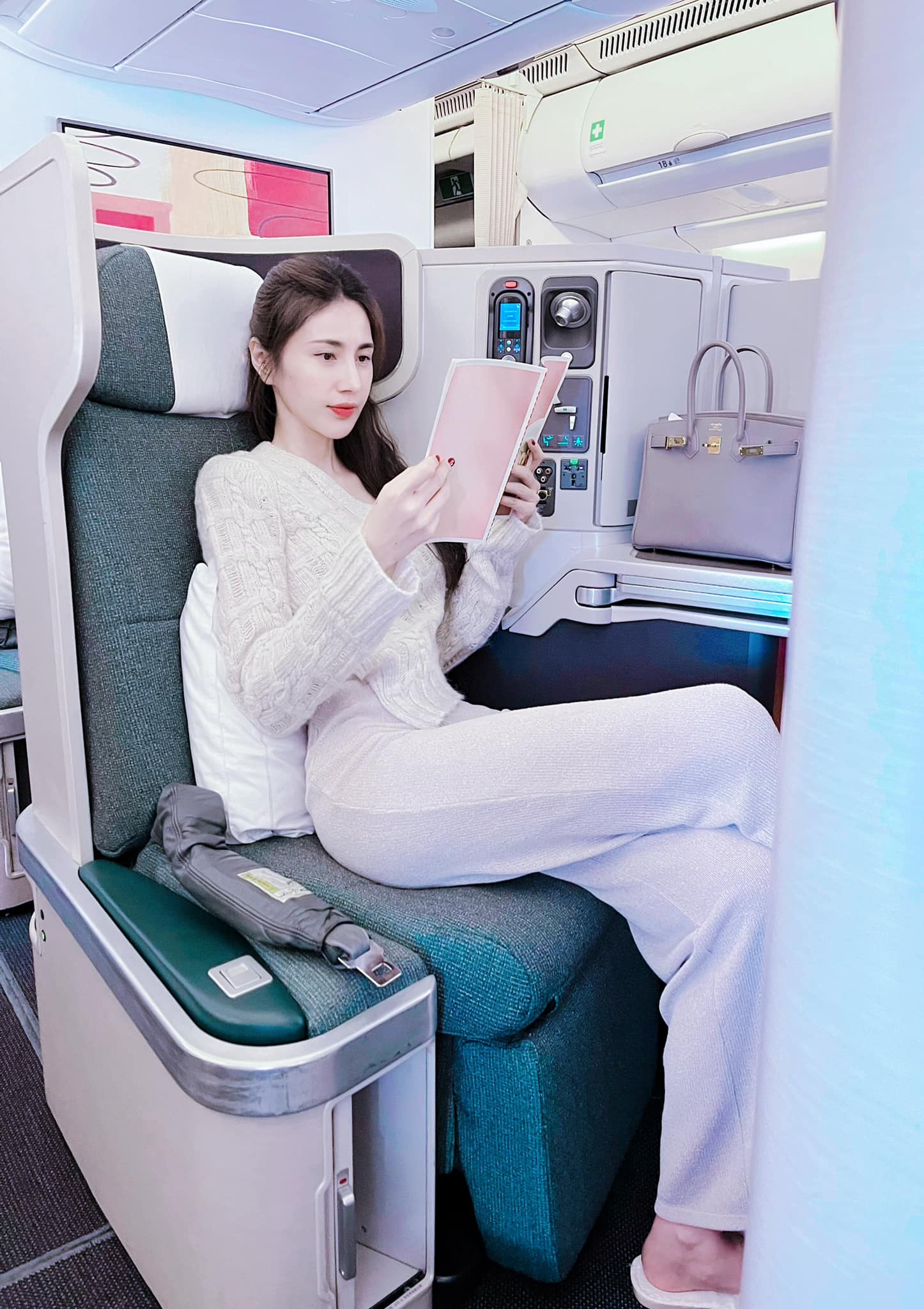 Thuỷ Tiên tận hưởng cuộc sống tĩnh lặng Hiện tại, Thuỷ Tiên sống bí ẩn, chủ yếu đi chùa, tận hưởng cuộc sống