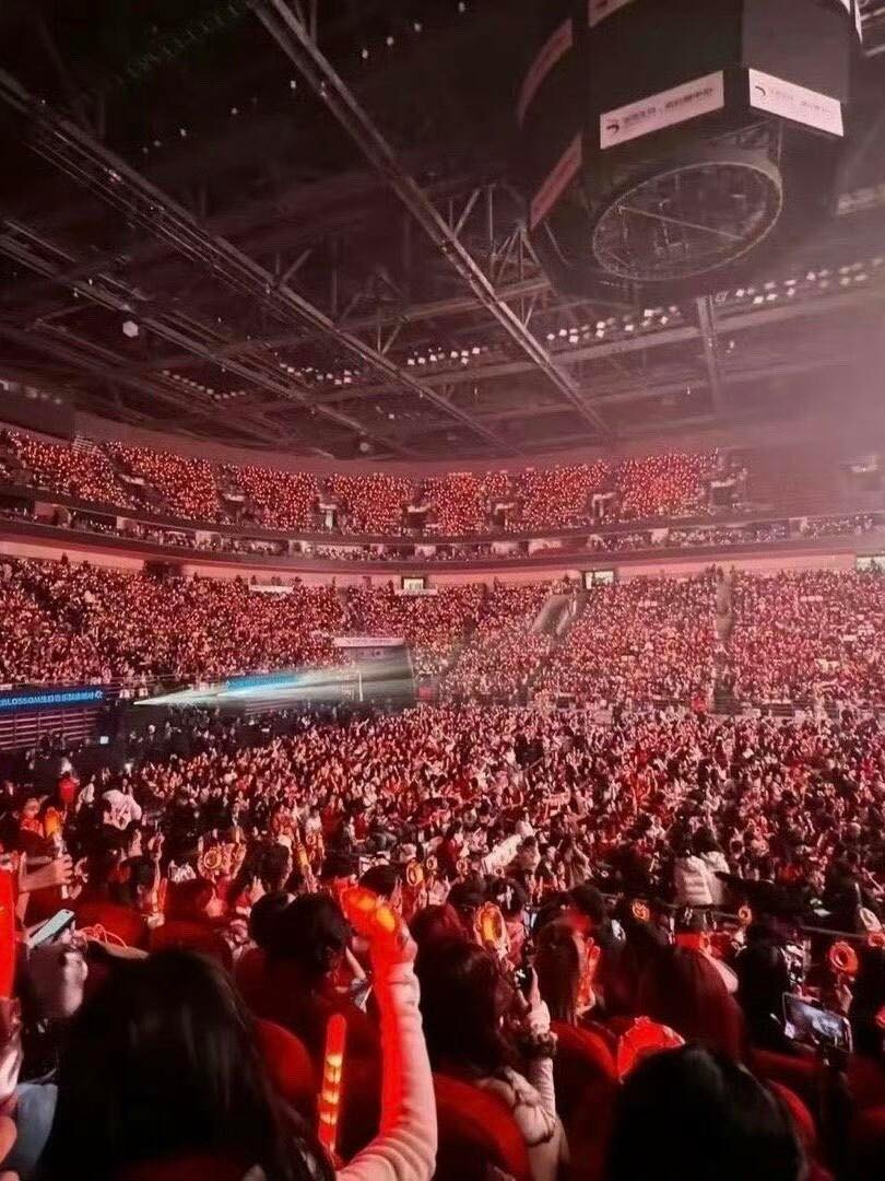 Concert quy tụ gần 10 nghìn người dù trước đó có tin đồn ế vé Ngu Thư Hân concert đông người