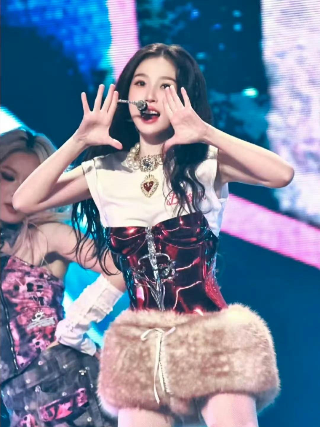 Tạo hình bị so sánh với Jennie và Triệu Lộ Tư Trang phục giống Jennie BLACKPINK