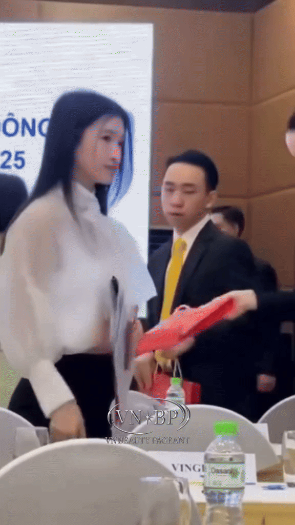 Phương Nhi giữ phong độ nhan sắc khi cân mọi camera thường