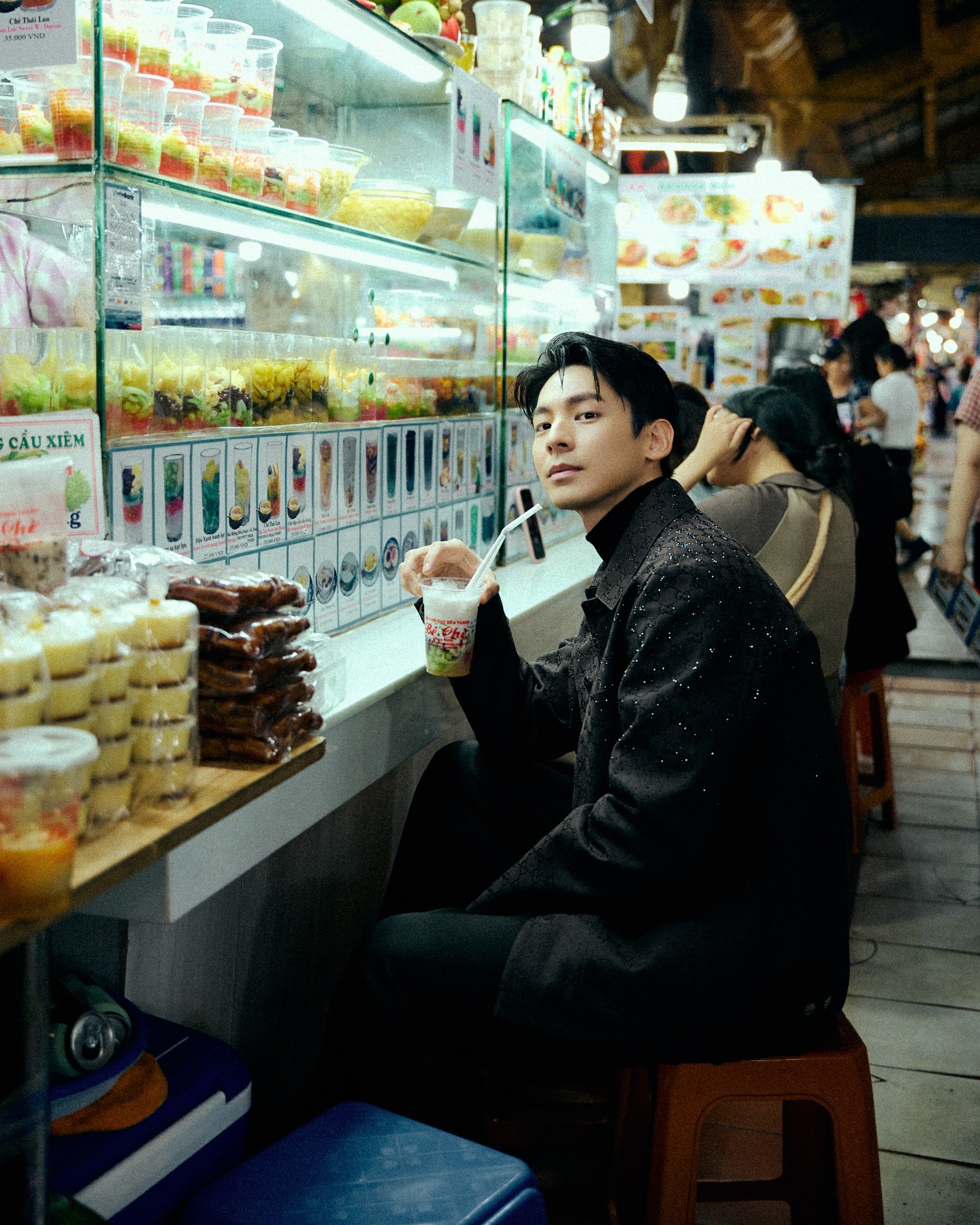 Lâm Bách Hoành bên xe trái cây Diễn viên nổi tiếng với vẻ ngoài hoàn hảo tại chợ