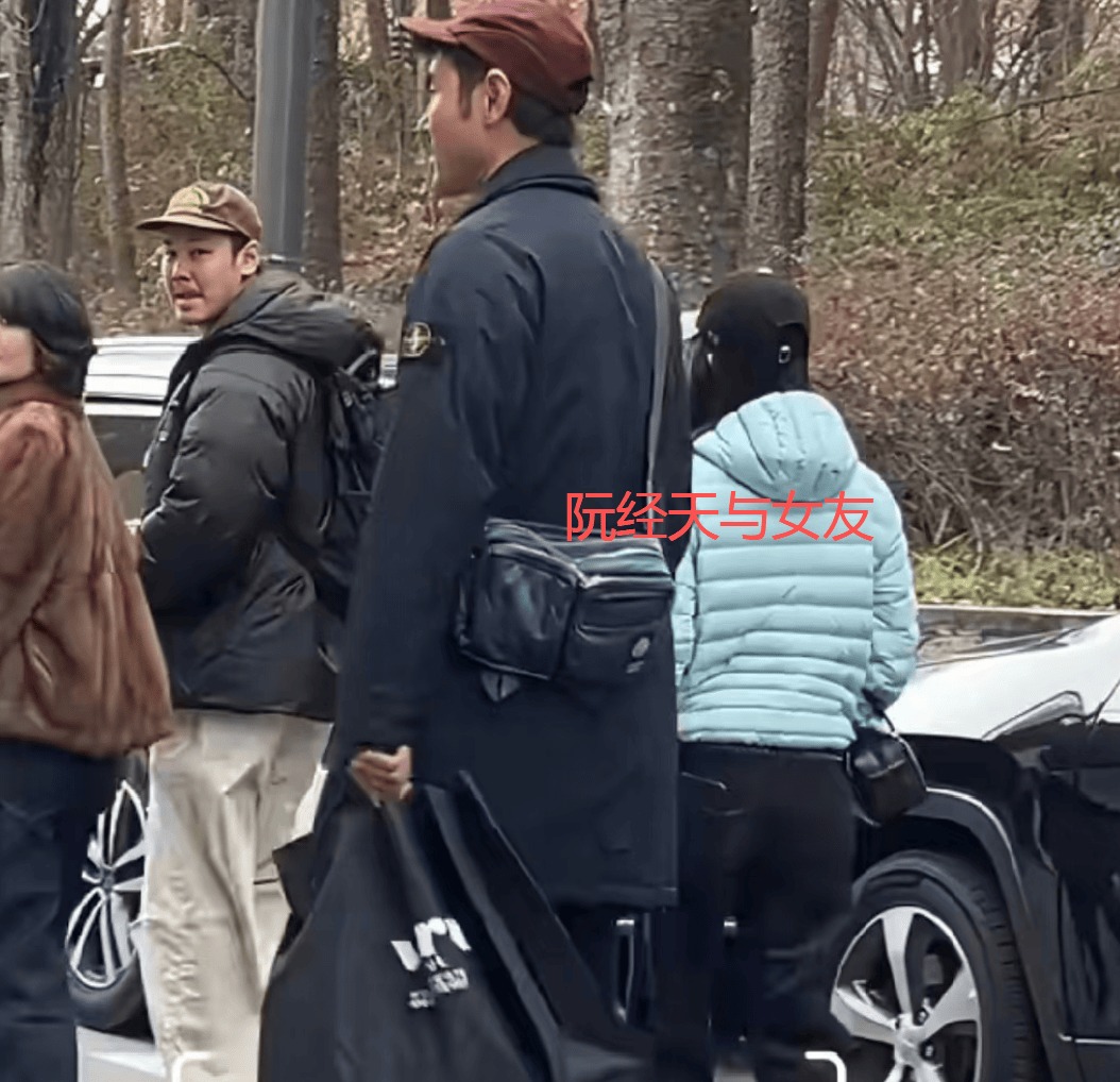 Nguyễn Kinh Thiên cùng bạn gái đi dạo phố Hàn Quốc Cặp đôi đi dạo phố tại Hàn Quốc