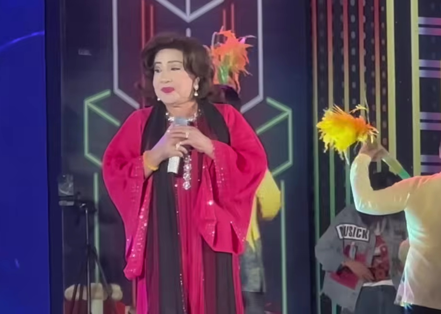 Khán giả nắm tay NSND Lệ Thủy nói lời xúc động Người mẹ nắm tay NSND Lệ Thủy