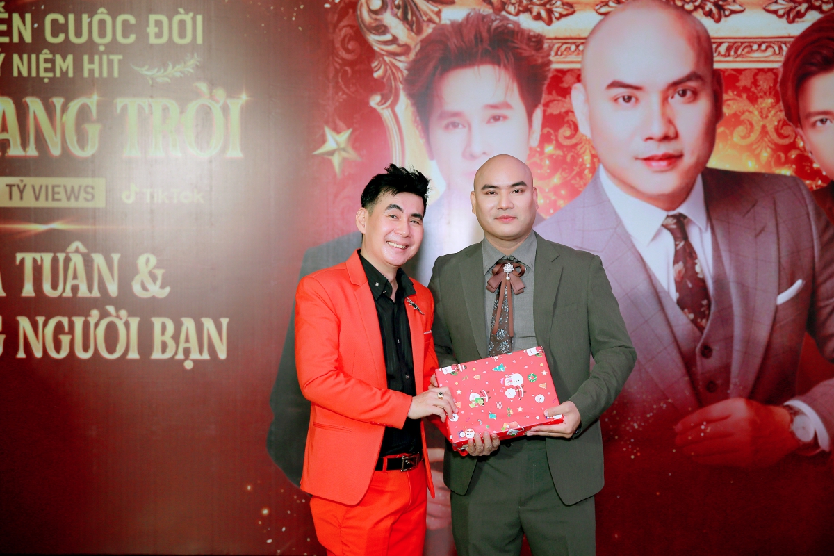 Buổi tiệc của ca nhạc sĩ A Tuân