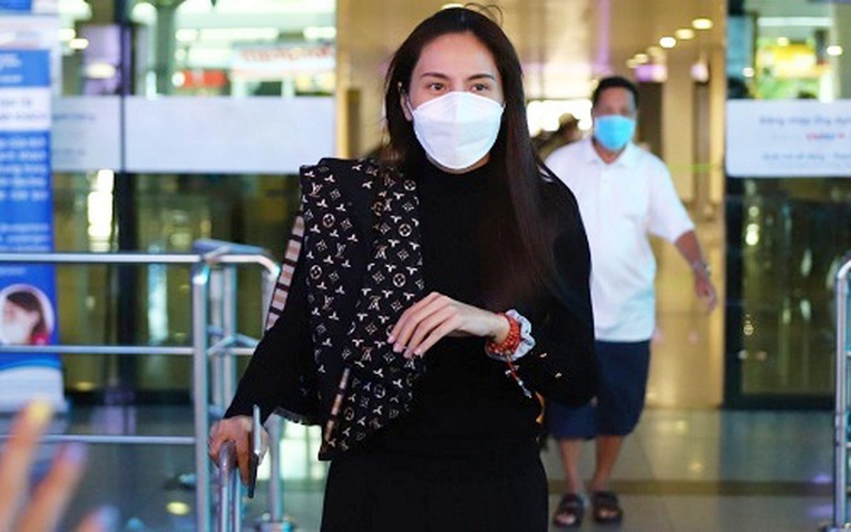 Thuỷ Tiên thử trang phục cho show thời trang Thuỷ Tiên thử trang phục cùng NTK Đỗ Long