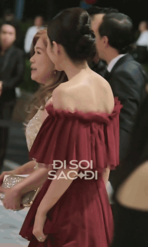 Bờ vai gợi cảm của Hà Tăng gây thương nhớ Vẻ đẹp bờ vai thon thả của Hà Tăng