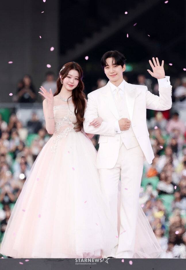 Khoảnh khắc gây sốt mạng xã hội Wonyoung và Lee Jun Ho xuất hiện cùng nhau